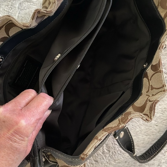 Coach Penelope Signature collection Purse  Tan  Black  Slvr
Hardware - Picture 5 of 14